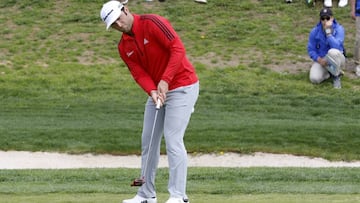 Jon Rahm golpea la bola durante la última jornada del Open de España de Golf celebrado en Madrid.