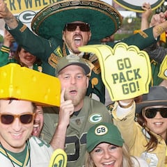 Why are the Green Bay Packers called cheeseheads? What kind of cheese are the cheeseheads?