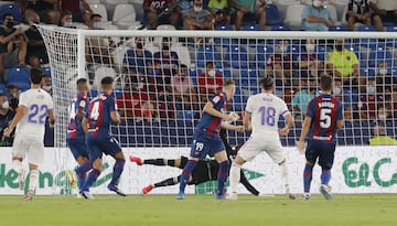 Gareth Bale marca el 0-1 al Levante. 