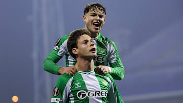 Ángel Ortiz celebra el gol de Riquelme.