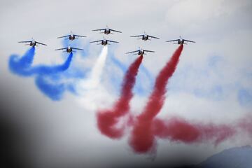 La patrulla francesa AlphaJet sobrevuela sobre Sisteron durante la etapa del Tour de Francia. 