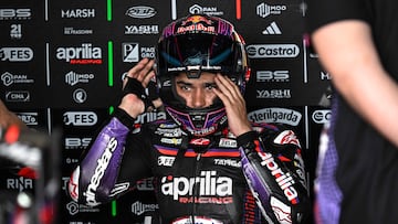 Jorge Martín en el box de Aprilia durante la pretemporada de MotoGP en Tailandia.