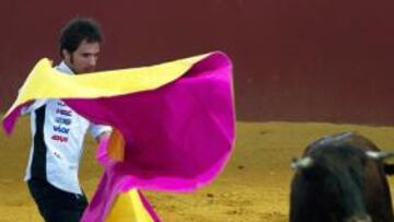 <b>ELÍAS Y BARBERÁ, TOREROS. </b>Ya son bastante valientes rodando a más de 300 km/h con una moto en un circuito, pero Toni Elías y Héctor Barberá han ido un paso más allá y ayer se metieron a... toreros. En realidad las vaquillas no eran toros que dieran miedo, pero había que ponerse delante y parece, esto sí, que tienen estilo.