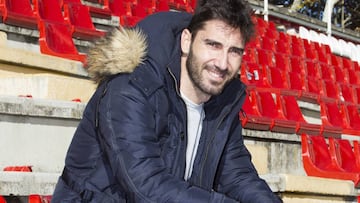 Cobe&ntilde;o posa para As en las gradas del estadio de Vallecas.
 