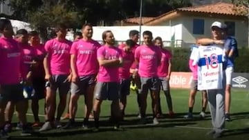 Niemann visit車 al plantel de la UC y recibi車 este especial regalo