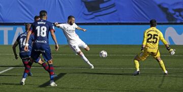Karim Benzema se dispone a chutar en el partido contra el Huesca.
