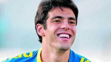<b>EL QUINTO GALÁCTICO. </b>Kaká se convirtió oficialmente ayer en nuevo jugador del Real Madrid.