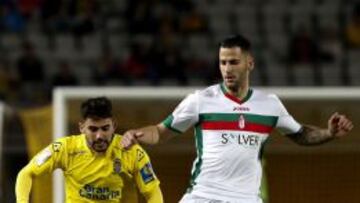 Tanausú Domínguez presiona a Edgar Méndez.