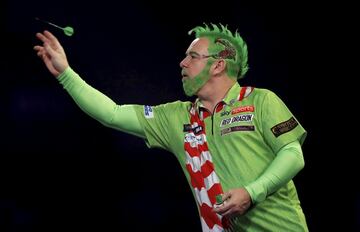 El escocés Peter Wright muestra un look incuestionable original, como demuestra la fotografía, en su partida de la segunda ronda contra el inglés Steve West durante el Campeonato Mundial de Dardos PDC William Hill que se disputa en el Alexandra Palace de Londres, Inglaterra.