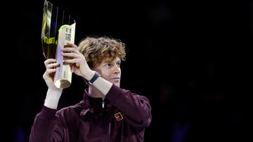 Tennis - ATP 500 - Vienna Open - Wiener Stadthalle, Vienna, Austria - October 26, 2025 Italy's Jannik Sinner celebrates with the trophy after winning the final against Germany's Alexander Zverev REUTERS/Lisa Leutner
