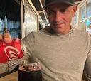 Con un kalimotxo: así espera las olas Kelly Slater