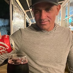 Con un kalimotxo: así espera las olas Kelly Slater