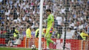 Casillas saca el balón de la portería después de un gol del Valencia
