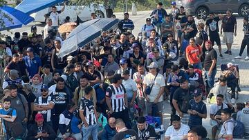 Afición del Monterrey a la espera de conseguir boletos para el partido de semifinales. Foto: Alex Martínez.