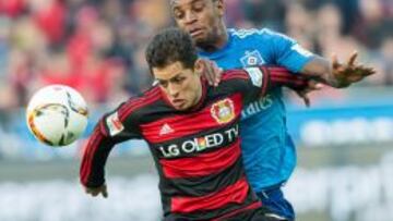 Chicharito Hern&aacute;ndez en el duelo contra el Hamburgo