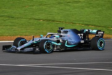 El equipo de Lewis Hamilton y Valtteri Bottas presentó hoy su nuevo Mercedes W10 con el que esperan liderar la parrilla de la Fórmula 1 de este año.