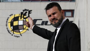 Miguel Ángel Galán señala el edificio de la RFEF.