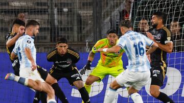 Futbol, Colo Colo vs Racing.
Fase de grupos, Copa Libertadores 2025.
El jugador de Racing Matias Barrios, derecha, marca un gol contra Colo Colo durante el partido del grupo E de la Copa Libertadores disputado en el estadio Monumental de Santiago, Chile.
22/04/2024
Andres Pina/Photosport
Football, Colo Colo vs Racing.
Group stage, Copa Libertadores 2025.
Racing’s player Matias Barrios, right, scores against Colo Colo during a Copa Libertadores group E match at the Monumental stadium in Santiago, Chile.
22/04/2024
Andres Pina/Photosport