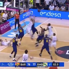 ¡Esta final es una locura! Thompkins falló solo debajo del aro en la última jugada