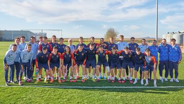 La plantilla de la Sub-19 posa antes de un entrenamiento.