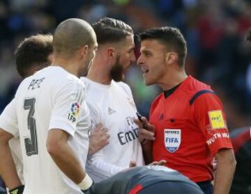 Sergio Ramos faces up to match official esús Gil Manzano 