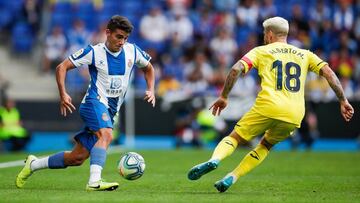 BARCELONA, SPAIN - OCTOBER 20: Victor Gomez of RCD Espanyol dribbles Alberto Moreno of Villareal CF during the Liga match between RCD Espanyol and Villarreal CF at RCDE Stadium on October 20, 2019 in Barcelona, Spain. (Photo by Eric Alonso/Getty Images)
