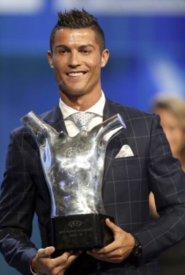 Real Madrid's forward Cristiano Ronaldo of Portugal, holds his trophy after winning the best player of the year trophy, during the UEFA Champions League draw, at the Grimaldi Forum, in Monaco