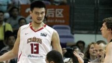 <b>UN GIGANTE.</b> Yao Ming no pudo evitar ante una Alemania muy superior encabezada por Dirk Nowitzky.