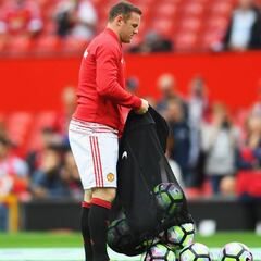 Viral en Inglaterra: Rooney, de titular a chico de los balones
