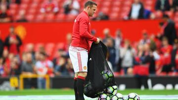 Impacto en Inglaterra: Rooney, de estrella a pasapelotas