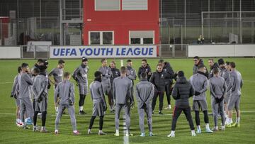 Los jugadores del Atl&eacute;tico escuchan en c&iacute;rculos las &oacute;rdenes del Profe antes del calentamiento rojiblanco en Leverkusen. 