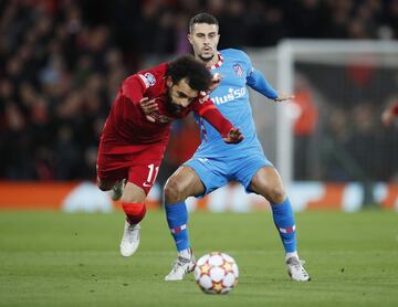 Mohamed Salah y Mario Hermoso.