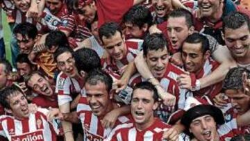 Los jugadores de Sporting celebran el ansiado ascenso.