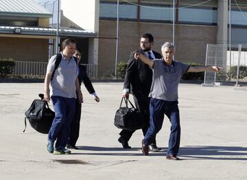 ?ngel Mar¨ªa Villar y su hijo Gorka saliendo de la prisi¨®n de Soto del Real.