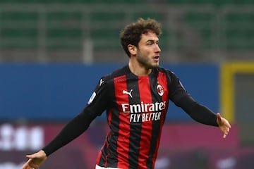 Es canterano del Milan. El lateral derecho está en los planes a futuro de Italia. En este momento se encuentra lesionado, pero espera estar listo para la próxima temporada. 