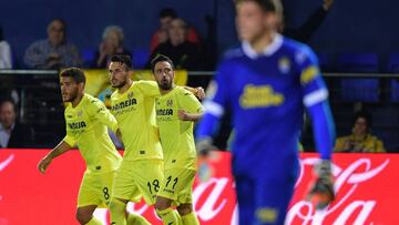 Villarreal's Italian forward Nicola Sansone (2nd L) celebrates a goal with Villarreal's defender Jaume Costa and Villarreal's Mexican midfielder Jonathan dos Santos (L) during the Spanish league football match between Villarreal CF and UD Las Palmas at El Madrigal stadium in Vila-real on October 23, 2016. / AFP PHOTO / JOSE JORDAN