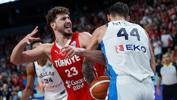 RIGA (Latvia), 12/09/2025.- Konstantinos Mitoglou of Greece and Alperen Sengun (L) of Turkey in action during the FIBA EuroBasket 2025 semi-final basketball match between Greece and Turkey in Riga, Latvia, 12 September 2025. (Baloncesto, Grecia, Letonia, Turquía) EFE/EPA/TOMS KALNINS
