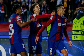 Los jugadores del Barcelona celebrando el gol del empate de Cancelo.
