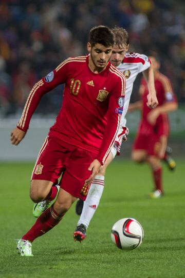 Actualmente lleva el siete pero la primera vez que fue convocado con la selección escogió el 10. 