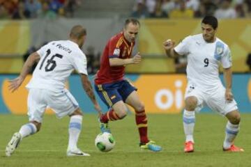 Andrés Iniesta entre Maximiliano Pereira (izda) y el delantero Luis Suarez.