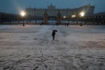 Durante todo el día ha caído una intensa nevada en Madrid que ha dejado estampas muy poco habituales en esta ciudad.