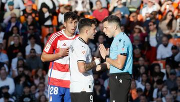 VALENCIA (ESPAÑA), 05/11/2023.- El árbitro García Verdura (d), el colegiado más joven de Primera, durante el partido correspondiente a la jornada 12 de LaLiga que Valencia y Granada disputan este domingo en Mestalla. EFE/ Juan Carlos Cárdenas
