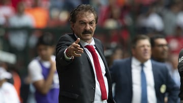 Ricardo La Volpe da indicaciones a los elementos del Toluca en un partido de la Liga MX.