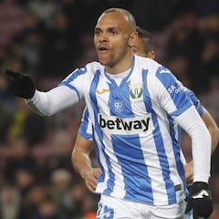 Acelerón por el '9': el agente de Braithwaite está en Barcelona