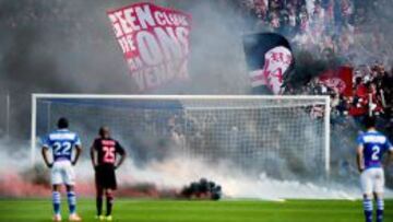 La afici&oacute;n lanz&oacute; bengalas durante el partido.