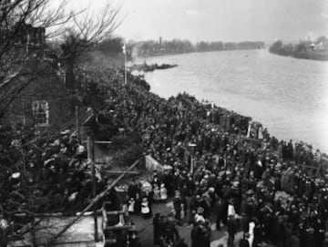 Marzo de 1910, una multitud de aficionados se agolpa en los márgenes del río Támesis para presenciar la competición.