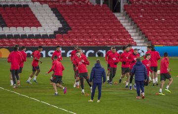 Los jugadores entrenaron por la tarde en Old Trafford.