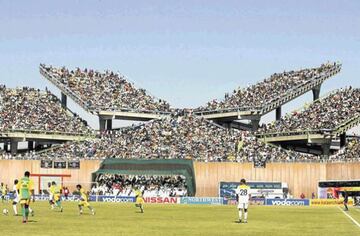 9 - El estadio Mmabatho desde otro ángulo en pleno juego.