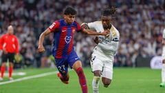 MADRID, 21/04/2024.- El delantero español del FC Barcelona Lamine Yamal (izda) disputa un balón con el defensa francés del Real Madrid Eduardo Camavinga, durante el partido de la jornada 32 de LaLiga EA Sports entre Real Madrid y FC Barcelona, disputado este domingo en el estadio Santiago Bernabéu de Madrid. EFE/Daniel González
