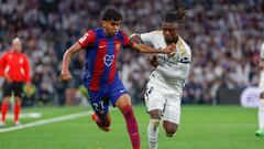 El delantero español del FC Barcelona Lamine Yamal (izda) disputa un balón con el defensa francés del Real Madrid Eduardo Camavinga, durante el partido de la jornada 32 de LaLiga EA Sports entre Real Madrid y FC Barcelona. EFE/Daniel González